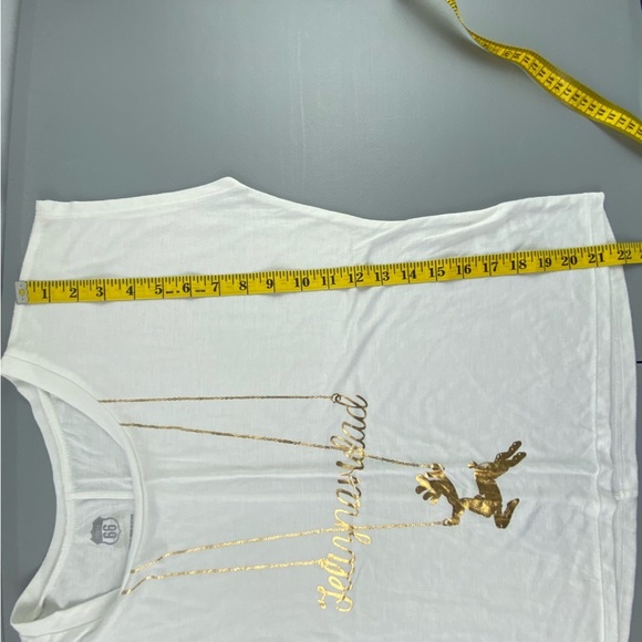 Feliz Navidad reindeer gold necklace deer print white sleeveless tee t-shirt - Picture 7 of 8